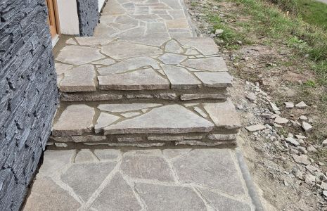 Pokládka kamenné dlažby a schodů z porfyru do betonu v kombinaci se zámkovou dlažbou.