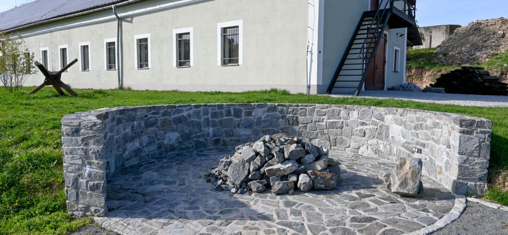 Kamenné ohniště a dlažba