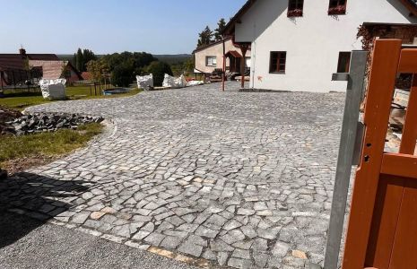 Hradní dlažba, zídky a schody z čediče: Monumentální síla přírodního kamene