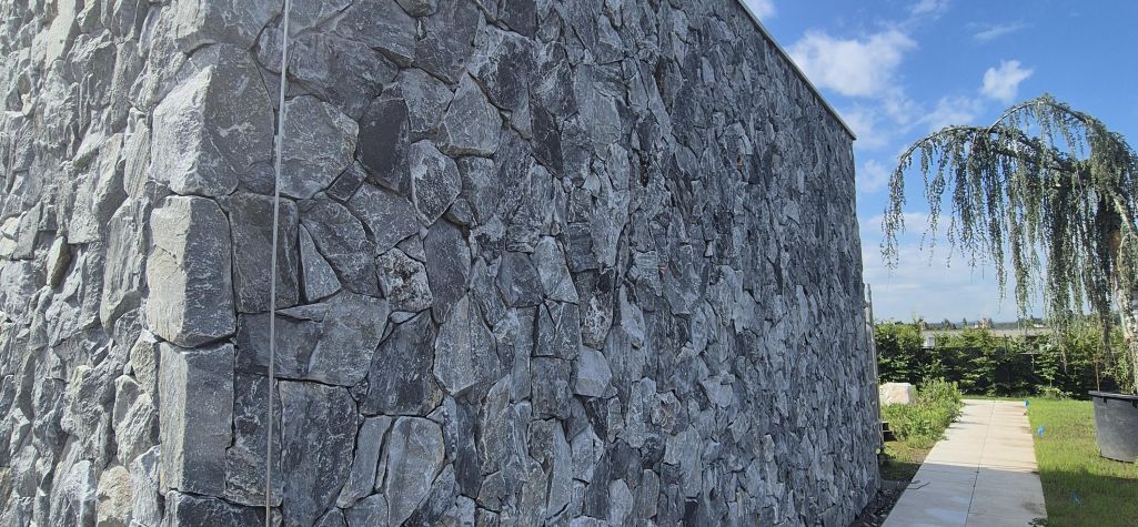 Kamenné obklady Rock Face – Unikátní vzhled vaší fasády