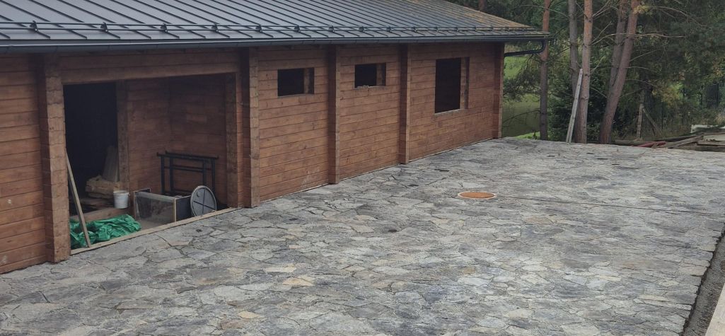 Pokládka břidlicové dlažby do štěrku – Rustikální design zahrady