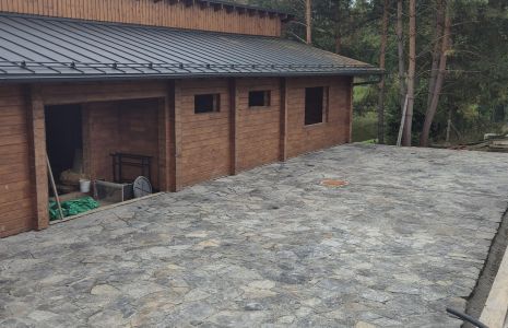 Pokládka břidlicové dlažby do štěrku – Rustikální design zahrady
