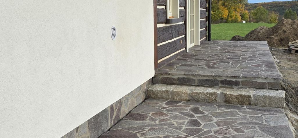 Elegantní kombinace: Dlažba z porfiru a masivní žulové schody