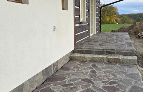Elegantní kombinace: Dlažba z porfiru a masivní žulové schody