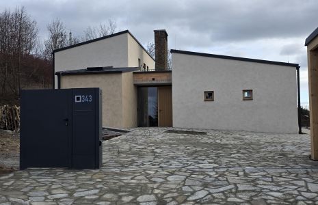 Pokládka andezitové dlažby do štěrkového lože – Přírodní a propustné řešení