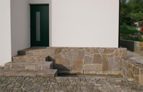 Komplexní kamenické práce – Žula a Porfyr (200 m²)