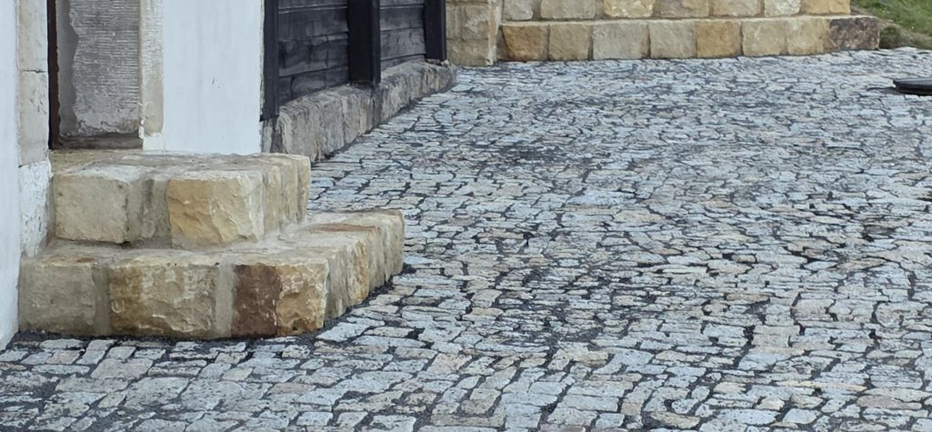 Kombinace žulových odseků a pískovcových konstrukcí