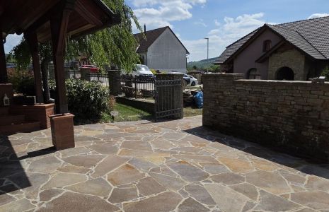 Náročná pokládka porfyru ve svažitém terénu