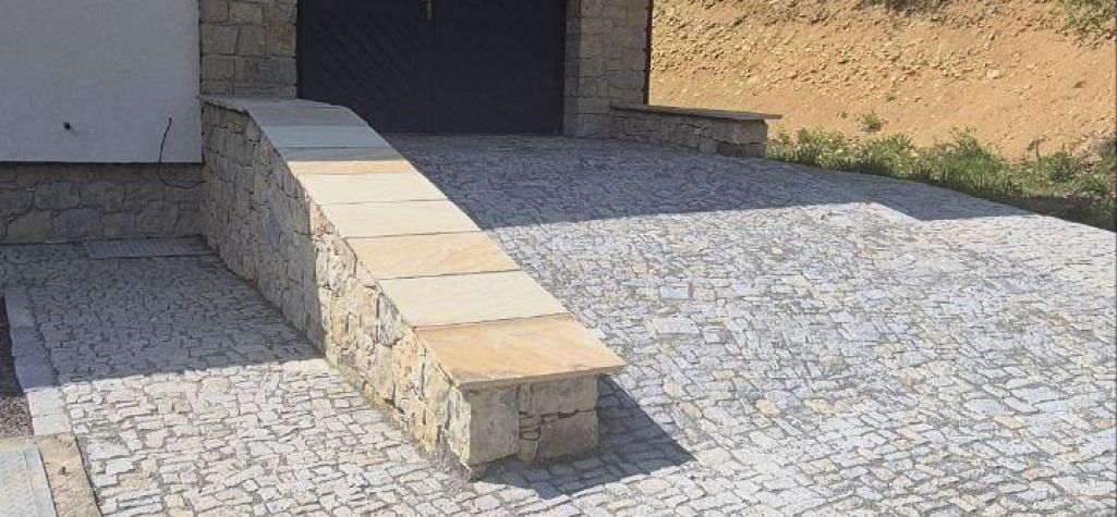 Pokládka žulových odseků a stavba opukové zídky
